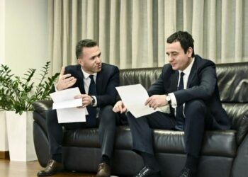 ‘E verbuar për pushtet!’ Këshilltari i Kurtit sulmon Osmanin: Zgjodhi shkeljen e Kushtetutës!