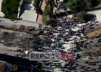 PAMJE NGA DRONI / Protesta jashtë Parlamentit, ja sa qytetarë i janë përgjigjur thirrjes së Berishës