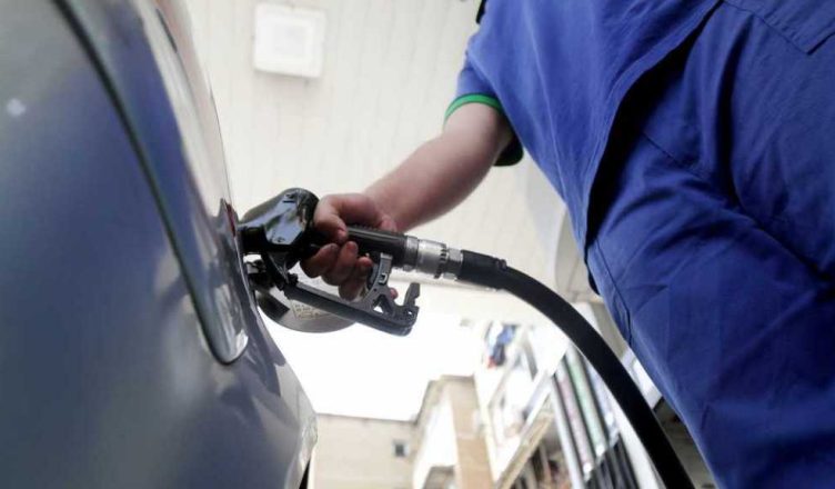 Lufta   kapërcen  çmimi i naftës  ndikim nga mbyllja e Ngushticës së Hormuzit dhe goditja e rafinerive në Gjirin Persik