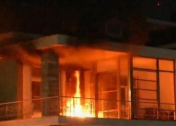 “U rrezikuan jetë njerëzish!”, delegacioni i BE në Tiranë dënon sulmet me molotovë në vilën e Enver Hoxhës