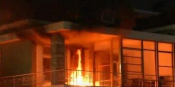 “U rrezikuan jetë njerëzish!”, delegacioni i BE në Tiranë dënon sulmet me molotovë në vilën e Enver Hoxhës