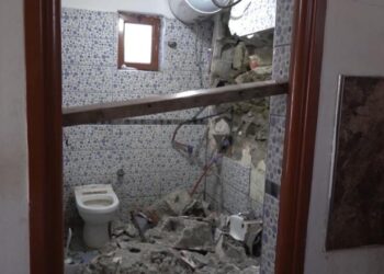 Dy banesa në Memaliaj rrezikojnë të shemben nga moti i keq e shirat, dëmtohen edhe rrugët e linjat e ujërave të zeza