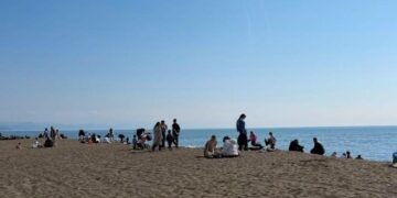 Moti i ngrohtë mbush plazhin e Velipojës në fundjavë, Rama publikon pamjet