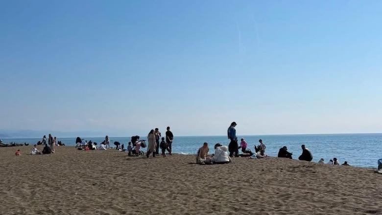 Moti i ngrohtë mbush plazhin e Velipojës në fundjavë  Rama publikon pamjet