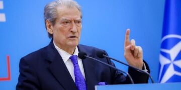 Berisha paralajmëron protestën e radhës: Të mblidhemi të gjithë para Parlamentit më 12 mars