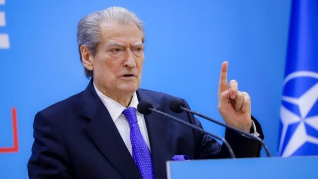 Berisha paralajmëron protestën e radhës  Të mblidhemi të gjithë para Parlamentit më 12 mars