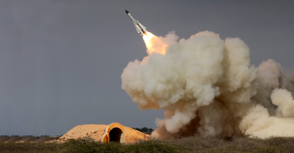Valë e re sulmesh iraniane me raketa dhe dronë në vendet e Gjirit, 2 të vdekur në Kuvajt