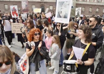 FOTO/ Me pankarta dhe thirrje për revoltë: Protesta e grave në Tiranë për 8 Mars