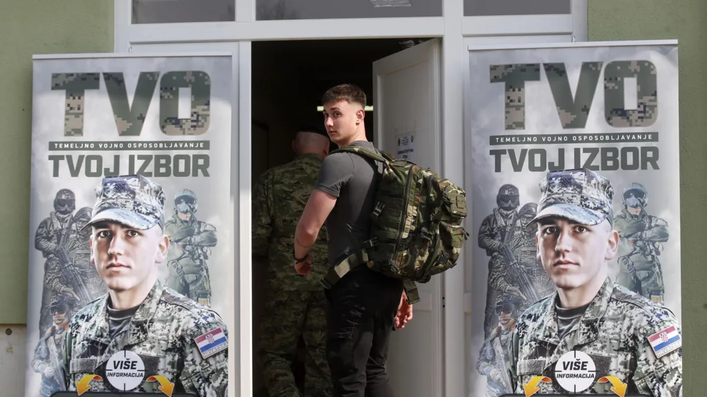 Rikthehet shërbimi i detyrueshëm ushtarak në Kroaci  qindra të rinj nisin stërvitjen