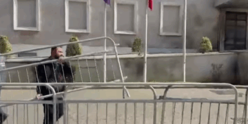 Protesta e opozitës/ Përforcohen masat e sigurisë, Parlamenti blindohet me gardh metalik