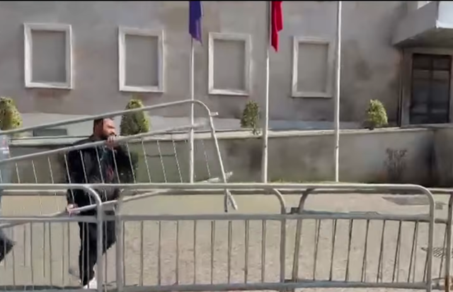 Protesta e opozitës  Përforcohen masat e sigurisë  Parlamenti blindohet me gardh metalik