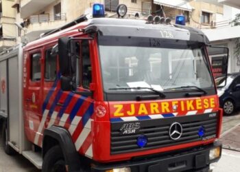 Përfshihet nga flakët një banesë në Tiranë, humb jetën 72-vjeçari