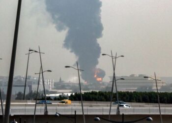 Sulmi me dron paralizoi përkohësisht Aeroportin e Dubait, rifillojnë fluturimet me orar të kufizuar