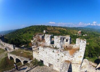 Turistja bie nga një mur në lagjen ‘Kala’ në Berat , transportohet tek Trauma