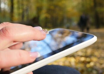 Fushatë mashtrimi me telefonata nga interneti/ Ekspertja: Mos jepni të dhëna, ndërprisni komunikimin