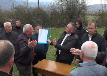 VIDEO / Dhënia e tokave në Gjoricë, përplasje mes banorëve dhe përfaqësuesve të Bashkisë