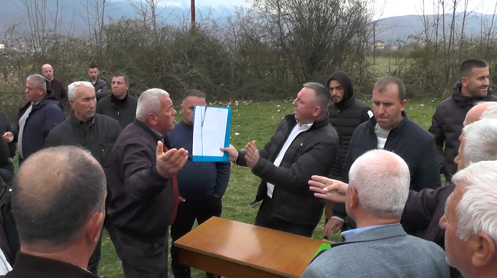 video-dhenia-e-tokave-ne-gjorice-perplasje-mes-banoreve-dhe-perfaqesuesve-te-bashkise