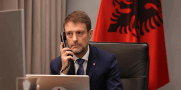 Hoxha telefonatë me Konjufcën: Shqipëria mbetet e palëkundur në mbështetjen e gjithanshme për Kosovën