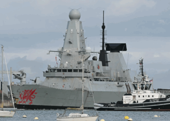 Britania shmang dërgimin e anijeve luftarake: Do ta pastrojmë Hormuzin me dronë