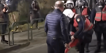 VIDEO / Polici mori flamurin që po shkelte Mziu, Lamallari: Respekt që e lartësoi simbolin kombëtar