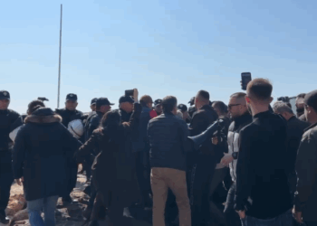 Vijojnë tensionet në Rrjoll, banorët përplasen me policinë, disa të shoqëruar