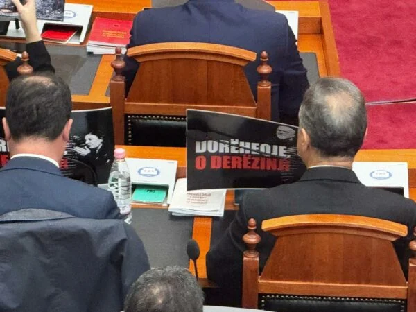  Dorëheqje   PD me pankarta në sallë  jashtë protestë  PS pritet të rrëzojë kërkesën e SPAK