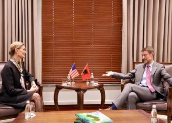 Hoxha takim me të ngarkuarën me punë të SHBA: Shqipëria krah aleatëve për paqen ndërkombëtare