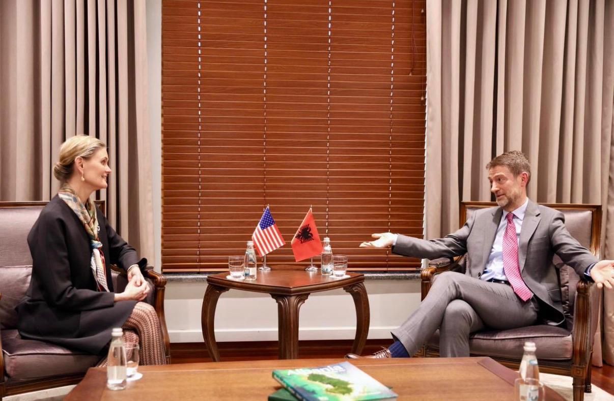 Hoxha takim me të ngarkuarën me punë të SHBA  Shqipëria krah aleatëve për paqen ndërkombëtare