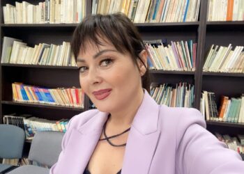 Pse gjithnjë e më shumë të rinj po vënë në pikëpyetje identitetin e tyre gjinor?