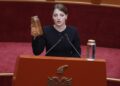“Ndotja e Drinit shqetësuese”, deputetja e PS vjen në Kuvend me dy shishe uji: Duhet marrëveshje Shqipëri-Kosovë