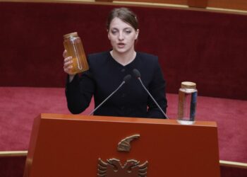 “Ndotja e Drinit shqetësuese”, deputetja e PS vjen në Kuvend me dy shishe uji: Duhet marrëveshje Shqipëri-Kosovë