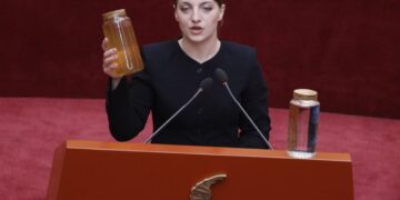 “Ndotja e Drinit shqetësuese”, deputetja e PS vjen në Kuvend me dy shishe uji: Duhet marrëveshje Shqipëri-Kosovë