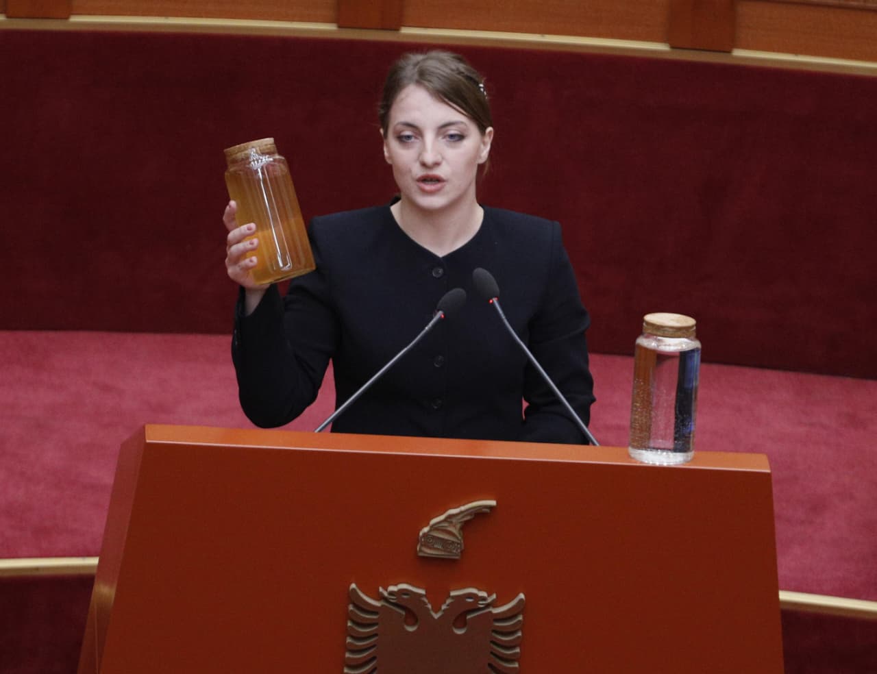  Ndotja e Drinit shqetësuese   deputetja e PS vjen në Kuvend me dy shishe uji  Duhet marrëveshje Shqipëri Kosovë