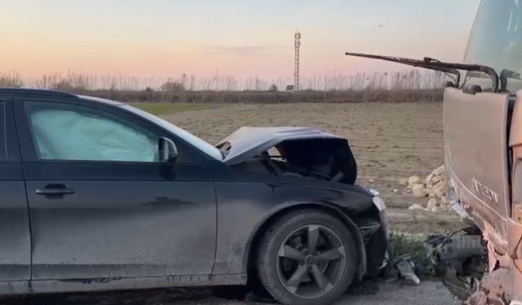 Dy automjete përplasen kokë më kokë në Fier  dy të lënduar