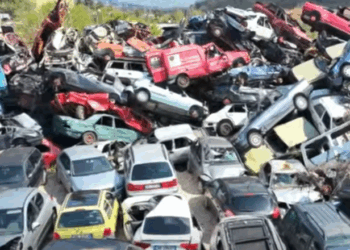 Lirohen hapësirat publike të zaptuara nga “varrezat” e automjeteve, Rama publikon videon