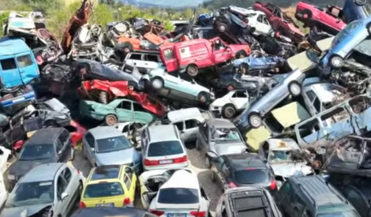 Lirohen hapësirat publike të zaptuara nga  varrezat  e automjeteve  Rama publikon videon