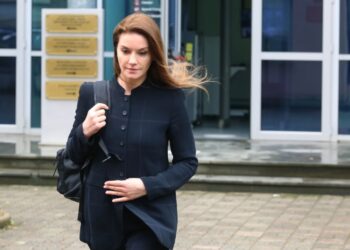 Ajola Xoxa mungon në GJKKO, avokati: Është shtatzënë, mjeku i ka ndaluar të paraqitet