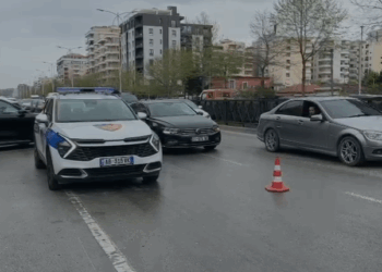 Aksident në Vlorë, automjeti përplas 57-vjeçaren, shoferi lë makinën dhe arratiset