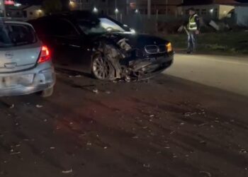 Përplasen dy makina në aksin Korçë-Maliq, tre pjesëtarë të një familje përfundojnë në spital