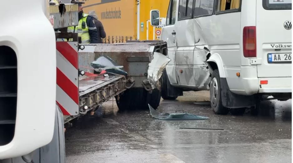 Aksidenti tragjik në aksin Korçë Maliq  Makinat u përplasën  kokë më kokë   humb jetën shoferi 45 vjeçar  Emri 