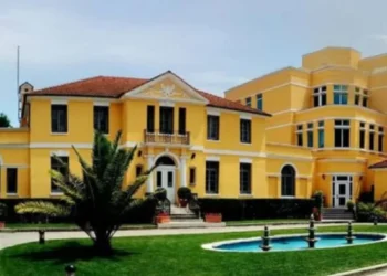 Ambasada e SHBA: Regjistrohuni në programin STEP për udhëtimet jashtë vendit