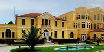 Ambasada e SHBA: Regjistrohuni në programin STEP për udhëtimet jashtë vendit