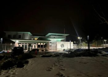 Me të zeza dhe kapuç në kokë, publikohen imazhet e autorit të shpërthimit në ambasadën e SHBA