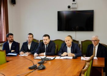 Skema e re për fermerët/ Ministri: Dyfishohet mbështetja për bletarinë, 7-10 mijë euro për blegtorët e rinj dhe…