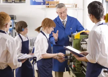 Reforma në Arsimin Profesional/ Strategji e re kundër braktisjes së shkollës dhe filtra të rreptë për drejtuesit