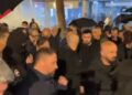 Sali Berisha ndihet keq nga gazi lotsjellës në protestë, rrethohet nga truprojat dhe shkon poshtë banesës