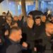 Sali Berisha ndihet keq nga gazi lotsjellës në protestë, rrethohet nga truprojat dhe shkon poshtë banesës