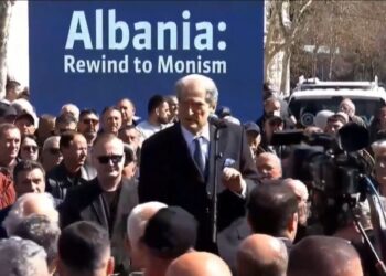 Berisha i bashkohet protestuesve dhe pastaj shpall fitoren nga selia: Rama shënoi vetëvrasjen e tij politike