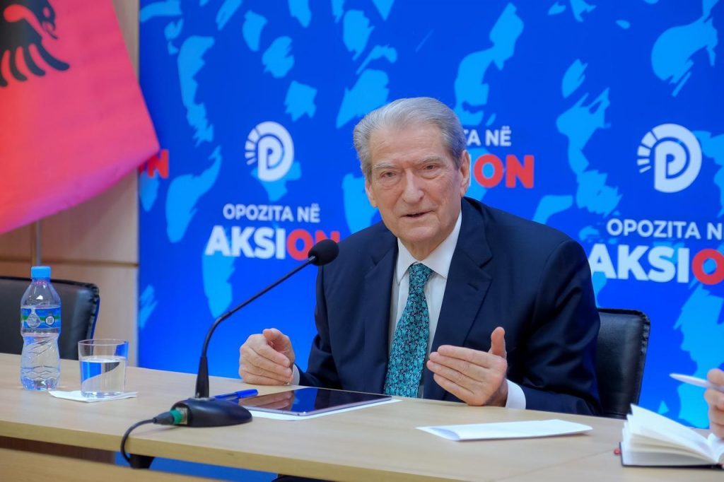 Elezi tregon se çfarë po ndodh në selinë blu  Sali Berisha po mban peng PD  t i vendosim kufij këtij njeriu 