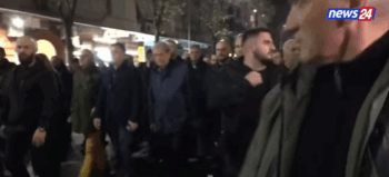 “Qeveri e krimit”, Berisha dhe protestuesit i drejtohen Drejtorisë së Policisë së Tiranës
